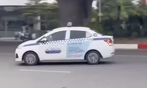 Tự mở cửa ô tô của người khác rồi lái xe 'biểu diễn' drift trên đường Hà Nội