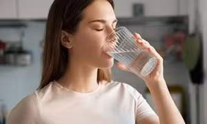 4 dấu hiệu bất thường khi uống nước cảnh báo thận suy yếu