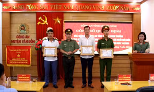 Tặng giấy khen cho 3 cá nhân dũng cảm cứu người bị đuối nước ở Vân Đồn