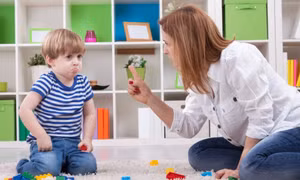 Dạy con điều gì khi đến chơi nhà người khác?
