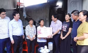 Hai cháu học sinh nghèo ở huyện Vân Đồn được nhận đỡ đầu