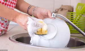 Không phải ai cũng biết thế nào là rửa bát đúng cách