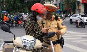 Tài xế đầu tiên bị tạm giữ giấy phép lái xe qua VNeID