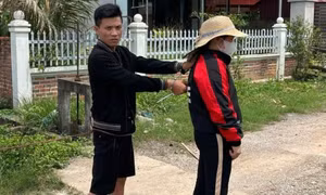 Truy tố đối tượng dùng tua vít giết vợ