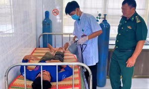 Cứu 5 thuyền viên trôi dạt hơn 50 km trên biển Côn Đảo