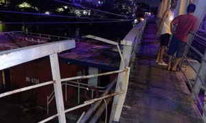 Tàu hàng đâm lệch cầu đường sắt