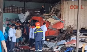 Container lao vào nhà dân khiến ít nhất 3 người chết