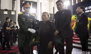 Người dân xúc động khi vào viếng Tổng Bí thư Nguyễn Phú Trọng