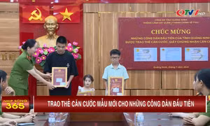 Trao thẻ căn cước mẫu mới cho những công dân đầu tiên