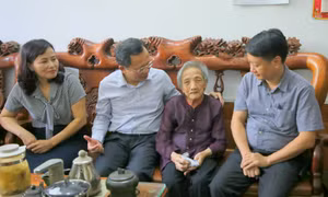 Chủ tịch UBND tỉnh Cao Tường Huy thăm, tặng quà mẹ liệt sĩ và thương binh tại TP Móng Cái