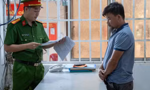 Bắt tạm giam tài xế xe đầu kéo đi ngược chiều tông chết người