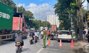 Tránh ô tô dừng đỗ trên đường, xe máy va chạm với xe đầu kéo khiến một người tử vong