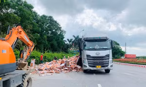 Thùng xe container bất ngờ bật chốt, hàng nghìn tấm gạch rơi xuống đường