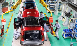 Bộ Tài chính kiến nghị không giảm 50% phí trước bạ ô tô trong nước