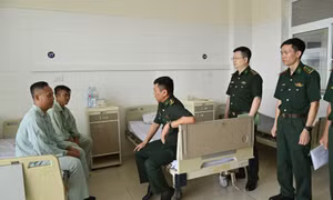 Thăm, động viên cán bộ Biên phòng bị thương khi làm nhiệm vụ trên biển