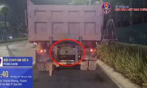 Biển số phủ kín bùn đất, tài xế xe tải bị phạt 23 triệu đồng, trừ 6 điểm GPLX