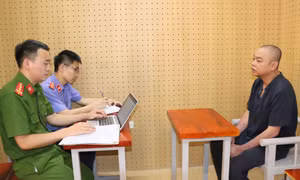 Khởi tố 2 đối tượng giả danh phóng viên cưỡng đoạt tài sản