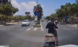 Xử phạt người đi xe máy cản trở giao thông, hăm dọa người đi đường ở Nha Trang