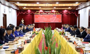 Bí thư Tỉnh ủy Quản Minh Cường hội kiến với Bí thư Tỉnh ủy Luông Pha Băng (Lào)