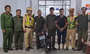 CSGT Đồng Tháp truy đuổi, bắt nghi phạm liên quan vụ giết người ở TP.HCM khi đang bỏ trốn