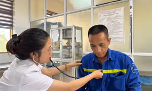 Khám sức khỏe định kỳ cho gần 4.000 công nhân Than Hòn Gai