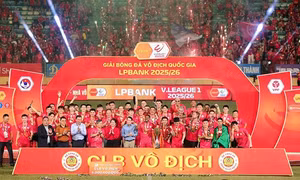 CLB Công an Hà Nội nâng cúp vô địch V.League trên sân Hàng Đẫy