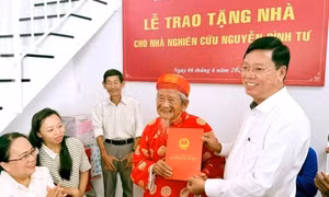 Nhà nghiên cứu Nguyễn Đình Tư nhận căn hộ mới ở tuổi 106