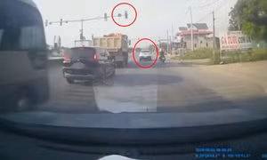Vượt đèn đỏ tại ngã ba Quốc lộ 1A, tài xế bị phạt đến 20 triệu đồng