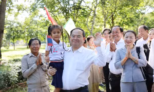 Đồng chí Bí thư Tỉnh ủy cùng đoàn công tác của tỉnh đến thăm Trường Dân tộc nội trú tỉnh Xay Nhạ Bu Ly (Lào)