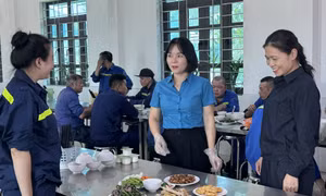 Đằng sau những bữa cơm ca