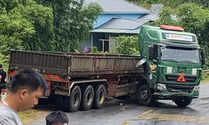 Vợ tử vong, chồng và con bị thương sau va chạm với xe đầu kéo