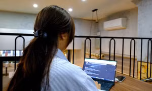 Đau cổ vai gáy gia tăng ở người trẻ do thói quen lạm dụng thiết bị điện tử