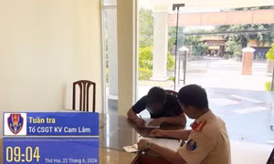 Phạt tài xế ôtô chuyển làn không bật tín hiệu sau phản ánh của người dân