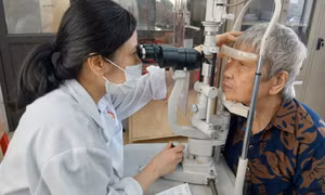 Phường Hiệp Hòa gần 200 người dân được khám sàng lọc phát hiện mù loà và các bệnh lý về mắt