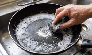 5 thói quen khiến chảo chống dính nhanh hỏng