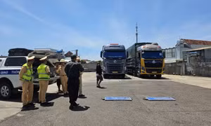 Xử lý hai phương tiện chở hàng quá tải theo phản ánh của người dân