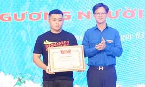 Nam thanh niên dùng bình cứu hỏa cứu người phụ nữ bị đâm trên đường Lạch Tray nhận bằng khen