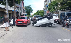 Xe ô tô lật ngược 4 bánh ở Hải Phòng