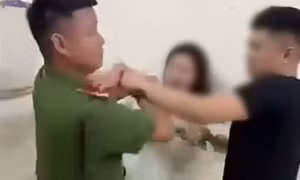 Người phụ nữ chửi bới, hành hung công an tại Thái Nguyên