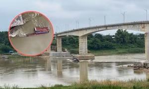 Chìm 2 tàu trên sông Lô ở Phú Thọ
