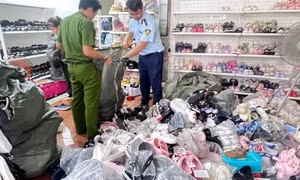 2 chủ shop bị khởi tố vì bán giày dép giả Adidas, Hermes, Nike, Gucci, Crocs