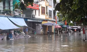 Ngập úng cục bộ do mưa lớn, người dân chủ động đảm bảo an toàn