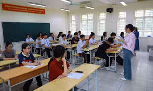Các thí sinh làm thủ tục dự thi Kỳ thi tuyển sinh vào lớp 10 THPT năm học 2026-2027
