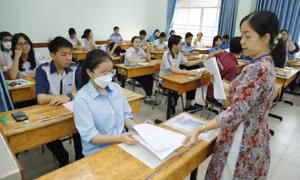 Đề thi lớp 10 chuyên lý TP.HCM có sai sót, thí sinh được làm bài thêm 15 phút