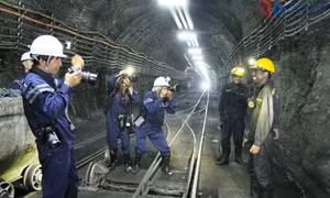Chuyện phóng viên tác nghiệp dưới lò