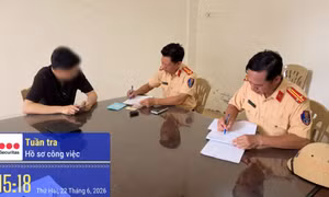 Xử phạt tài xế dùng băng dính dán biển số xe để tránh phạt nguội