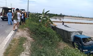 Tài xế dương tính ma túy lái taxi húc bay xe tải xuống vệ đường