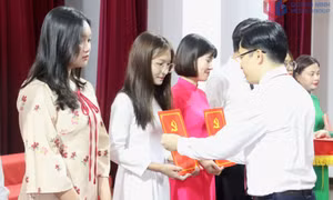 Phường Cẩm Phả: Trẻ hóa đội ngũ, nâng cao chất lượng đảng viên mới