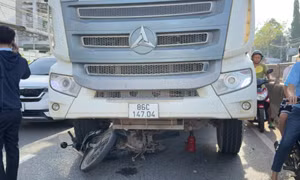 Giải cứu người đi xe máy bị cuốn vào gầm xe trộn bê tông