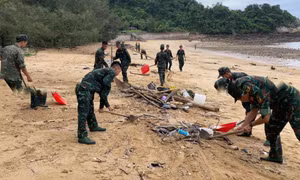 Chiến sĩ đảo Trần thu gom hơn 5 tấn rác, chung tay làm sạch môi trường biển